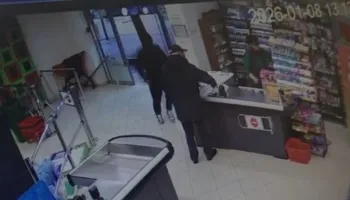 E RËNDË – Grabitet “ditën për diell” marketi në kryeqytet, grabitësi merr paratë duke kërcënuar me thikë…