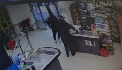 E RËNDË – Grabitet “ditën për diell” marketi në kryeqytet, grabitësi merr paratë duke kërcënuar me thikë…