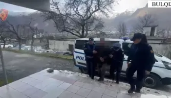 E rëndë në Bulqizë/ U konfliktua me djalin e tij, nxorri thikën dhe e goditi, arrestohet 58-vjeçari (VIDEO)