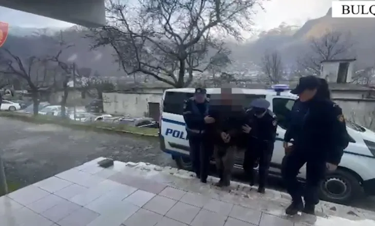 E rëndë në Bulqizë/ U konfliktua me djalin e tij, nxorri thikën dhe e goditi, arrestohet 58-vjeçari (VIDEO)