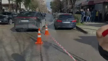 E rëndë në Durrës! Babai godet me thikë vajzën, plagoset edhe një kalimtar