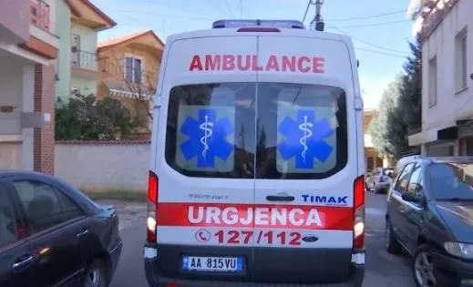 E rëndë në Gramsh, kamioni bie në humnerë/ Humb jetën drejtuesi i mjetit dhe mësuesja. Plagoset rëndë infermierja (EMRAT)