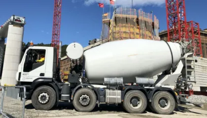 E rëndë në kantierin e ndërtimit, pompa e betonieres rrëzohet dhe lë të vdekur 55 vjeçarin