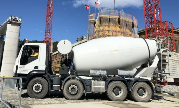 E rëndë në kantierin e ndërtimit, pompa e betonieres rrëzohet dhe lë të vdekur 55 vjeçarin