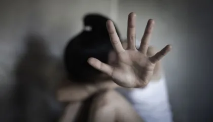 E rëndë në Kretë/ “Babai ynë përdhunoi të dyja motrat e mia”, dëshmia shokuese e vëllait të vajzave: Nëna ime dinte gjithçka