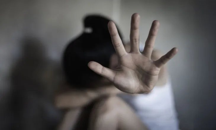 E rëndë në Kretë/ “Babai ynë përdhunoi të dyja motrat e mia”, dëshmia shokuese e vëllait të vajzave: Nëna ime dinte gjithçka