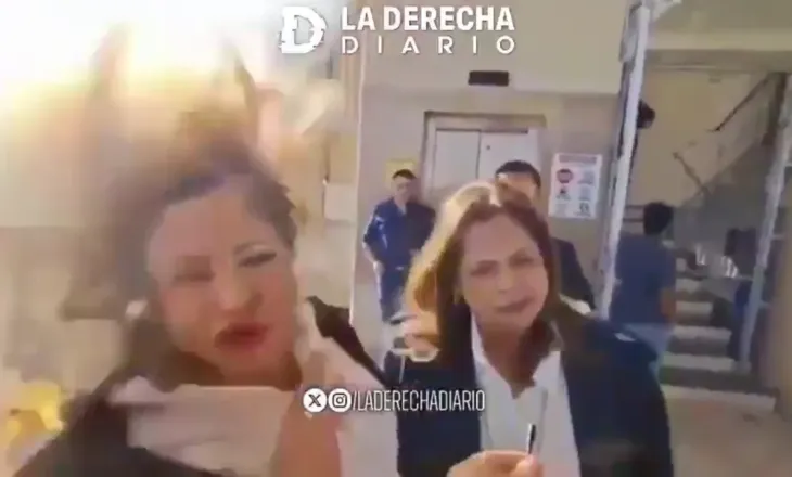 E RËNDË! Po fliste para gazetarëve, deputetes i shpërthen eksplozivi në kokë (VIDEO)