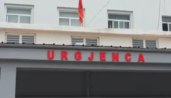 E tepruan me alkoolin, dhjetëra të rinj përfundojnë në spital në Fier