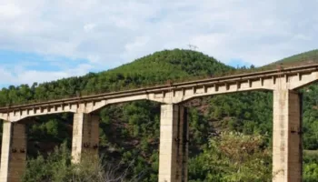 E trishtë/ I moshuari bie nga ura e Bushtricës, humb jetën në vend