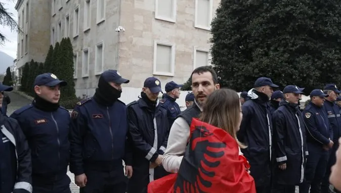 Edi Rama të bëj përgjegjës ty!”, Lapaj publikon videon e re: Jam në spital, por do kthehem sërish në shesh