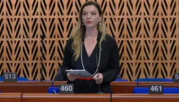 ‘Eksodi i të rinjve po zbraz Shqipërinë’, Vokshi ngre alarmin në Strasburg: Po gërryen themelet e demokracisë!