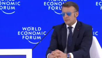 Emmanuel Macron shfaqet me syze dielli në Davos, për shkak të një problemi me sytë