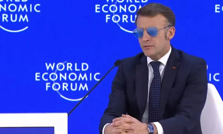 Emmanuel Macron shfaqet me syze dielli në Davos, për shkak të një problemi me sytë