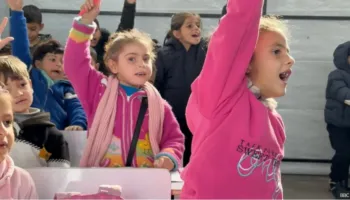 Emocionuese! Pas dy vitesh luftë, fëmijët në Gaza i rikthehen shkollës të qeshur dhe plot jetë, mësimi zhvillohet në çadra