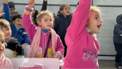 Emocionuese! Pas dy vitesh luftë, fëmijët në Gaza i rikthehen shkollës të qeshur dhe plot jetë, mësimi zhvillohet në çadra