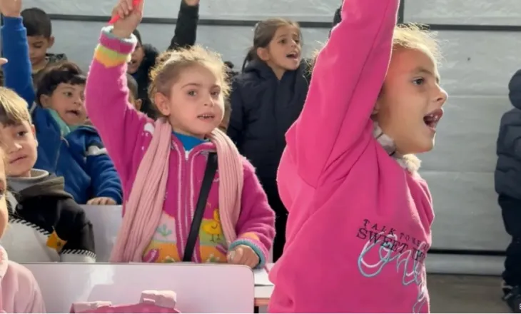 Emocionuese! Pas dy vitesh luftë, fëmijët në Gaza i rikthehen shkollës të qeshur dhe plot jetë, mësimi zhvillohet në çadra