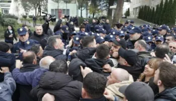 EMRAT-Gjykata e Tiranës liron nga qelia 4 protestuesit e Lapajt, dyshohet se hodhën sende të forta drejt policisë