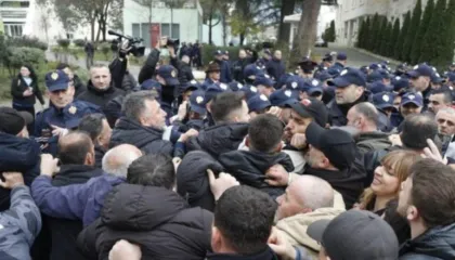 EMRAT-Gjykata e Tiranës liron nga qelia 4 protestuesit e Lapajt, dyshohet se hodhën sende të forta drejt policisë