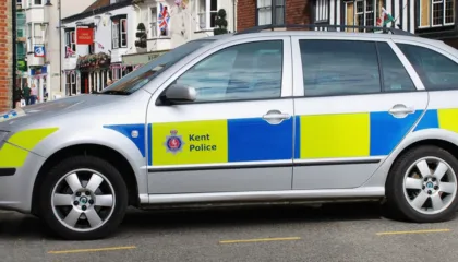 Emrat/ Përplasën për vdekje një 80-vjeçar me makinë dhe u larguan nga vendngjarja, arrestohen dy shqiptarët në Britani