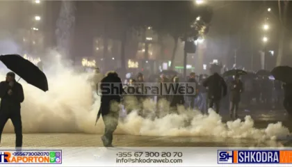 EMRAT – Protesta e PD- së përballë Kryeministrisë, 18 të arrestuar dhe 11 policë të dëmtuar…