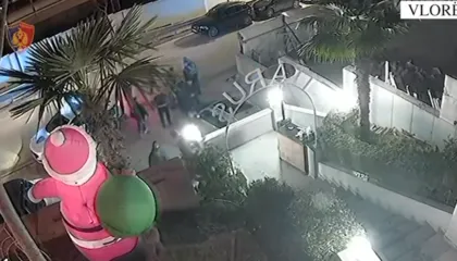 EMRAT/ Sherr mes të rinjve në Vlorë, qëllohet me armë zjarri, pranga dy personave! Ja momenti i konfliktit (VIDEO)