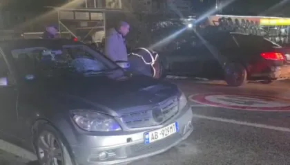 EMRAT/ Tentoi të kalojë rrugë, këmbësori përplaset për vdekje nga makina në aksin Lushnjë-Berat