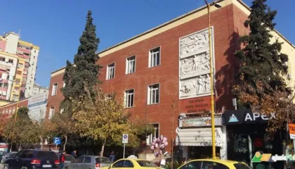 EMRI/ Detaje nga dhuna në maternitetin “Mbretëresha Geraldinë”: Mjeku goditi dhe kapi për fyti kryeinfermieren, pasi nuk zbatoi…