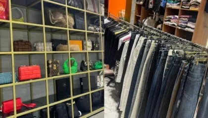 EMRI/ Shiste veshje, çanta, syze dhe ora false! Arrestohet pronari 29-vjeçar i dyqanit në Tiranë