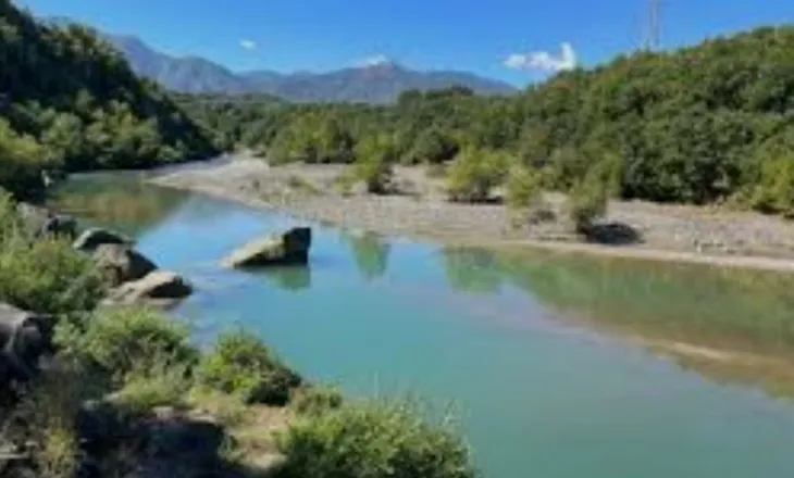 EMRI/ Tentoi të kalonte lumin Mat dhe e mori rrjedha e ujit, gjendet i pajetë 66-vjeçari në Klos