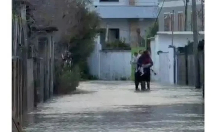 Erdhën për pushime në Durrës, zgjohen të përmbytur: Nuk duam t’ia shohim më fytyrën Shqipërisë!