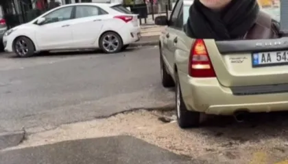 Erion Braçe publikon pamjet nga rrugët e prishura në Tiranë: S’ka ardhur as për t’i parë