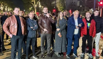Ervin Salianji i bashkohet protestës para kryeministrisë, e shoqëron edhe Ilir Vrenozi