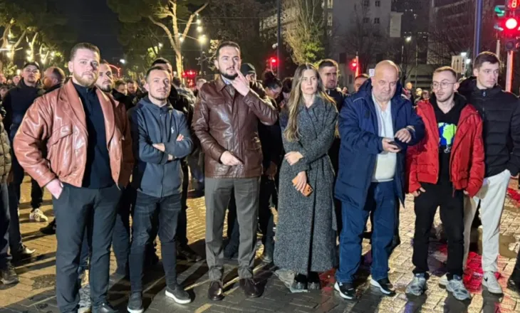 Ervin Salianji i bashkohet protestës para kryeministrisë, e shoqëron edhe Ilir Vrenozi