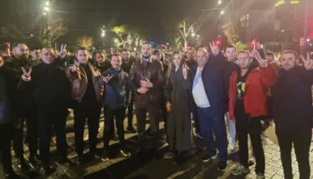 Ervin Salianji i bashkohet protestës së opozitës para kryeministrisë, ja kush e shoqëron