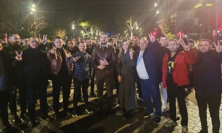Ervin Salianji i bashkohet protestës së opozitës para kryeministrisë, ja kush e shoqëron