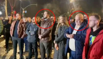 Ervin Salianji i bashkohet protestës së PD, krah tij shihet dhe Ilir Vrenozi