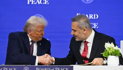 Euractiv: Athina e shqetësuar nga Bordi i Paqes i Trumpit. Frikë nga kurthi turk në Mesdheun lindor