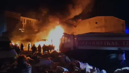 Evakuime në lagjen 5 Maji në Tiranë, tregtarët nxjerrin mallrat nga magazinat