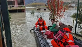 Evakuohet një i moshuar në Novoselë, merr me vete qenin dhe dhinë e tij