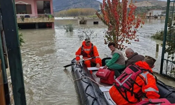 Evakuohet një i moshuar në Novoselë, merr me vete qenin dhe dhinë e tij