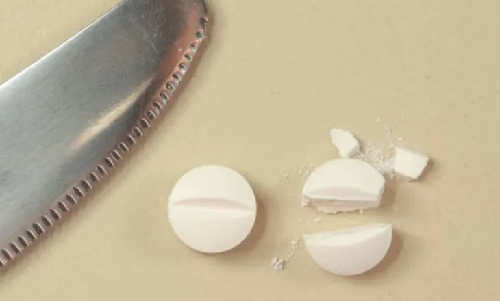 Farmacistja britanike vë në dukje pasojat serioze të shtypjes së pilulës përpara se ta merrni