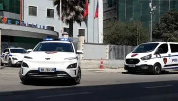 “Fast & Furious” në Durrës! Me heroinë e kokainë në makinë tenton t’i shpëtojë arrestimit, 45-vjeçari përplas mjetin e policisë