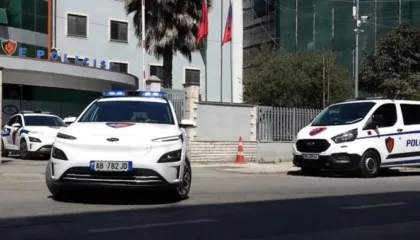 “Fast & Furious” në Durrës! Me heroinë e kokainë në makinë tenton t’i shpëtojë arrestimit, 45-vjeçari përplas mjetin e policisë