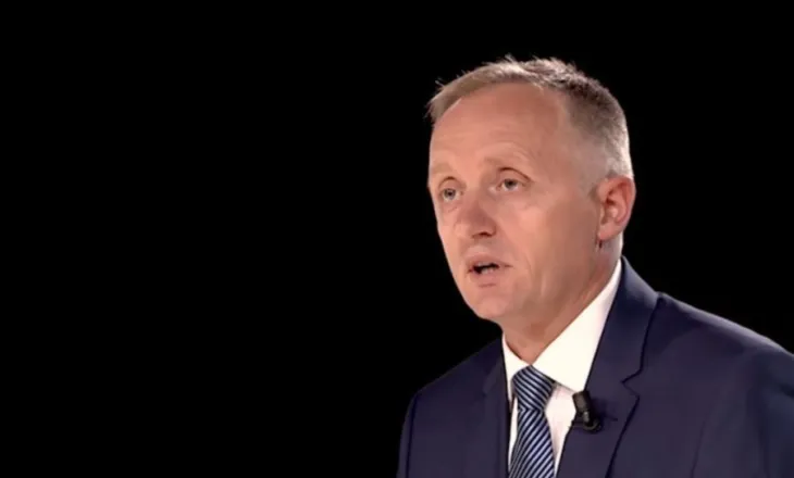 ‘Fatkeqësia si skenografi politike’/ Përmbytjet, gazetari Dervishi: Neveri për grabitjet, papërgjegjshmërinë dhe talljen!