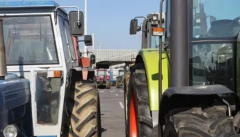 Fermerët grekë përshkallëzojnë protestat, bllokim të autostradave kryesore, refuzojnë takimin me kryeministrin grek