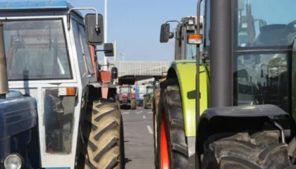 Fermerët grekë përshkallëzojnë protestat, bllokim të autostradave kryesore, refuzojnë takimin me kryeministrin grek