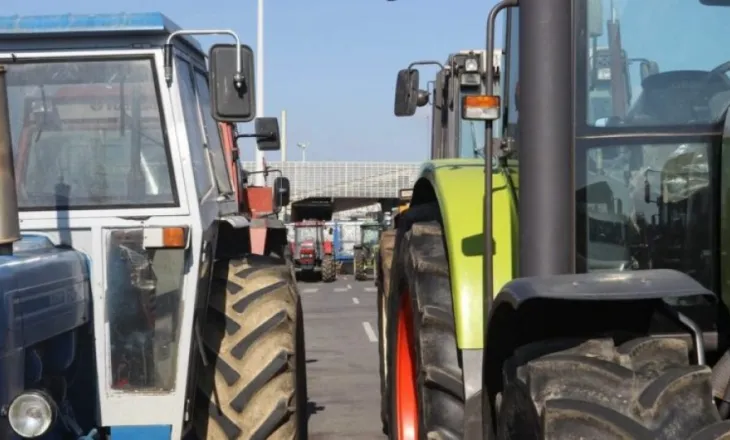 Fermerët grekë përshkallëzojnë protestat, bllokim të autostradave kryesore, refuzojnë takimin me Mitsotakis