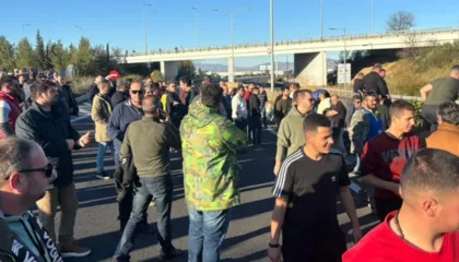 Fermerët grekë përshkallëzojnë protestat, paralajmërohen bllokime rrugësh dhe doganash