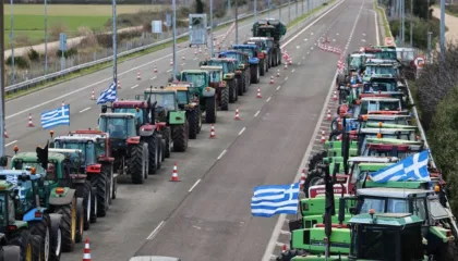 Fermerët grekë s’tërhiqen, “bllokojnë” Greqinë dhe “braktisin” takimin me kryeministrin Mitsotakis