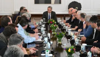 Fermerët i shkojnë në zyrë Mitsotakis, kryeministri pritet të marrë një vendim për protestat që kanë paralizuar Greqinë